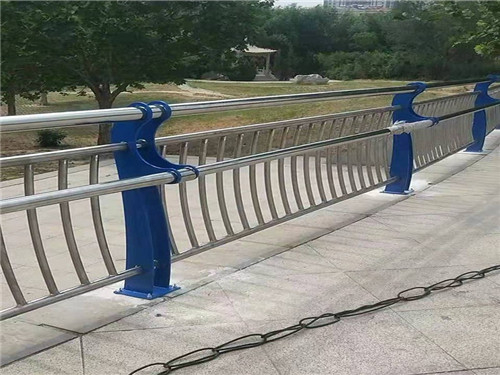 不锈钢桥梁护栏浇砼后有气泡